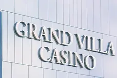 Le nom Grand Villa Casino en lettres en relief sur la façade pâle de son immeuble, dans l'ICE District, au centre-ville d'Edmonton