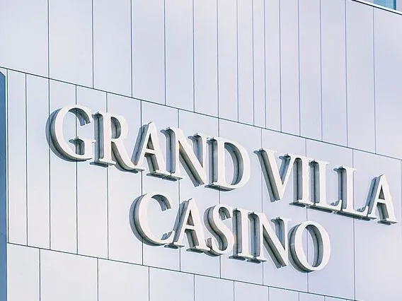 Le nom Grand Villa Casino en lettres en relief sur la façade pâle de son immeuble, dans l'ICE District, au centre-ville d'Edmonton
